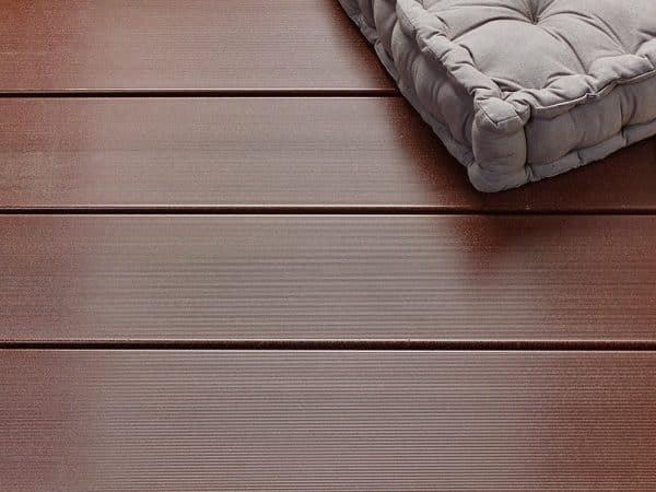 Réalisation d'une terrasse composite en lames striées Louise brun cacao