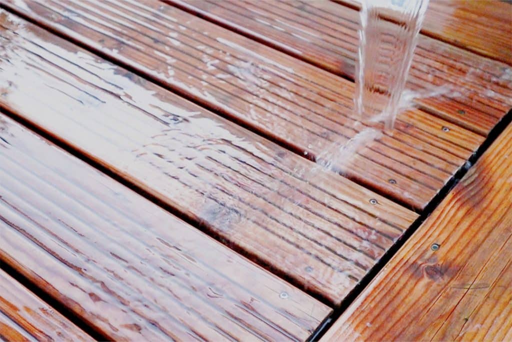 rincer une terrasse bois après dégriseur