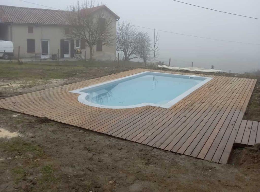 terrasse en bois autour d'une piscine