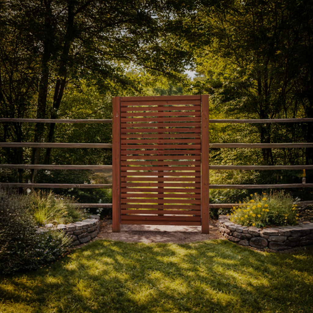 Portillon en bois Douglas à lames horizontales installé au centre d’une clôture bois dans un jardin paysager avec murets en pierre et environnement naturel.