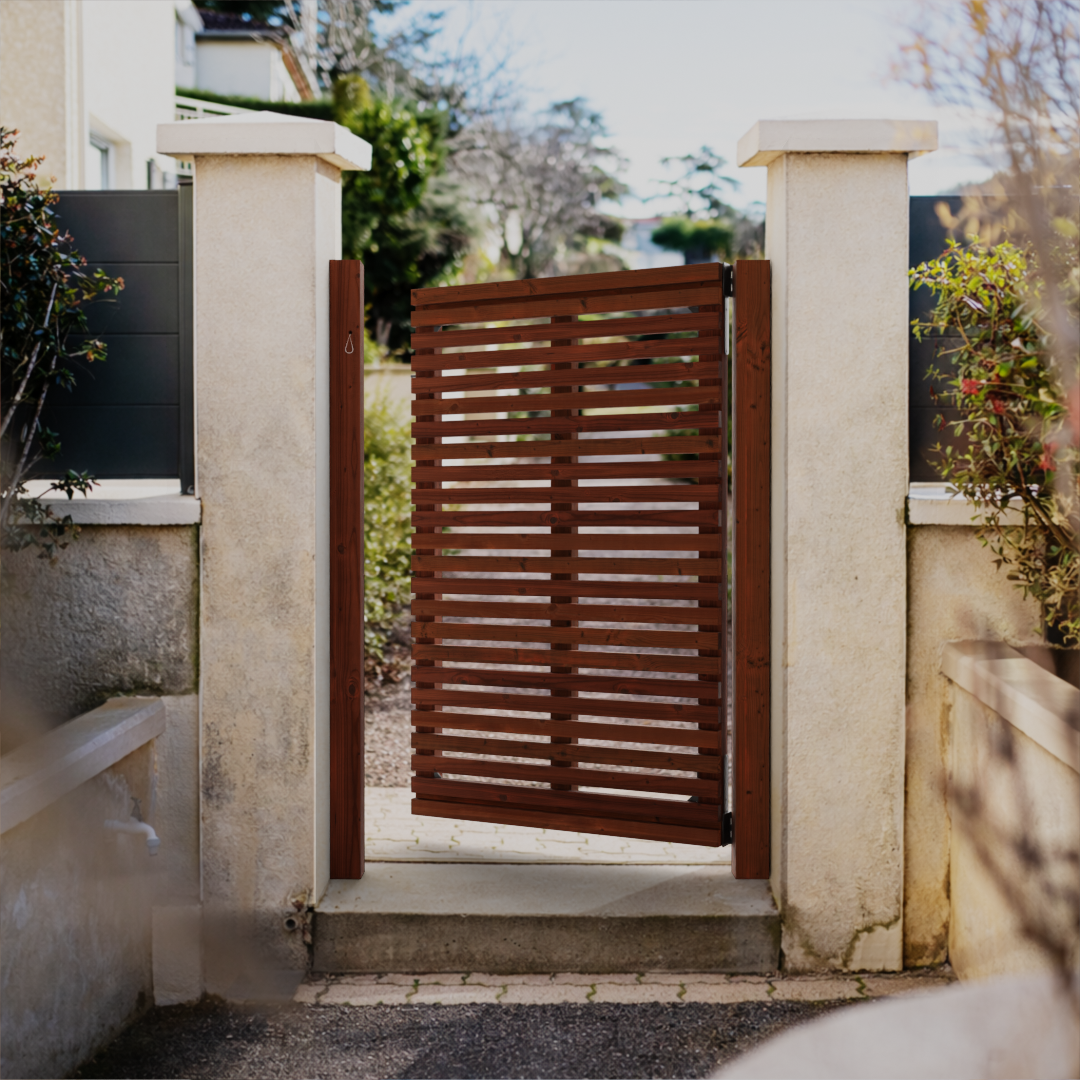Portillon Bois Douglas en Kit - 1×1,59 m 8 Portillon en bois Douglas à lames horizontales ouvert entre deux piliers maçonnés à l’entrée d’une maison, design moderne et installation extérieure sécurisée.