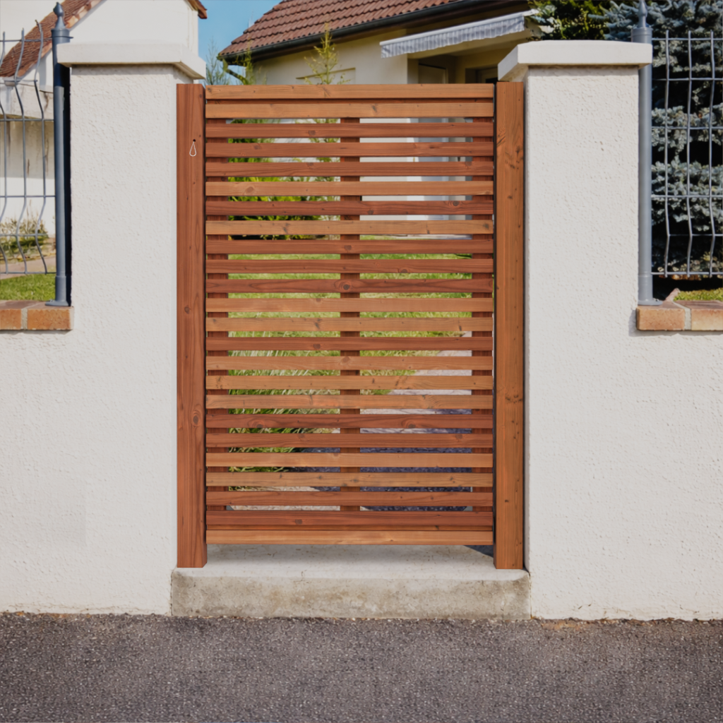 Portillon en bois Douglas à lames horizontales installé entre deux piliers maçonnés à l’entrée d’une maison, design moderne et extérieur sécurisé.