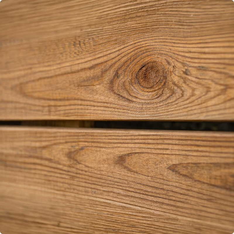 Clôture bois : guide complet 2026 (types, pose, prix, entretien) 3 Gros plan sur le grain du bois Douglas français utilisé pour les clôtures Cover Green