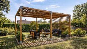 Aménagements de jardin en bois à monter soi-même 13 Pergola bois autoportante 4x4m en Douglas français avec brise-soleil et claustra latéral dans jardin résidentiel aménagé