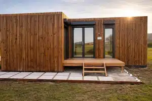 Fondations sur plots réglables pour studio de jardin en kit sur terrain nivelé