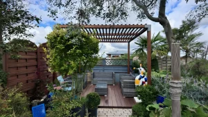 Aménagements de jardin en bois à monter soi-même 13 Pergola murale en pin lamellé-collé adossée à une maison contemporaine avec terrasse aménagée