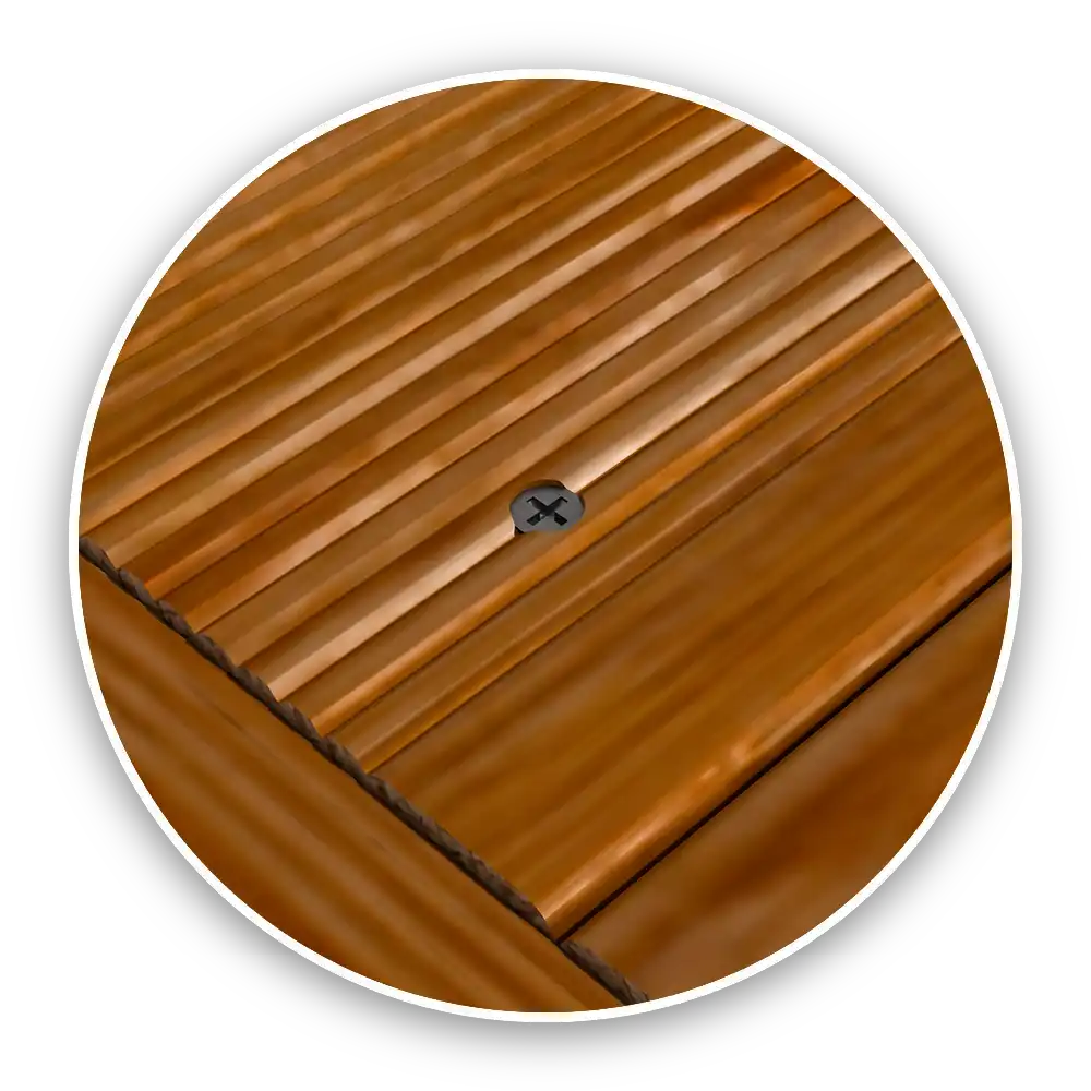 Gros plan lame terrasse bois pin classe 4 rainurée avec vis inox, finition antidérapante idéale pour terrasse extérieure et contour de piscine