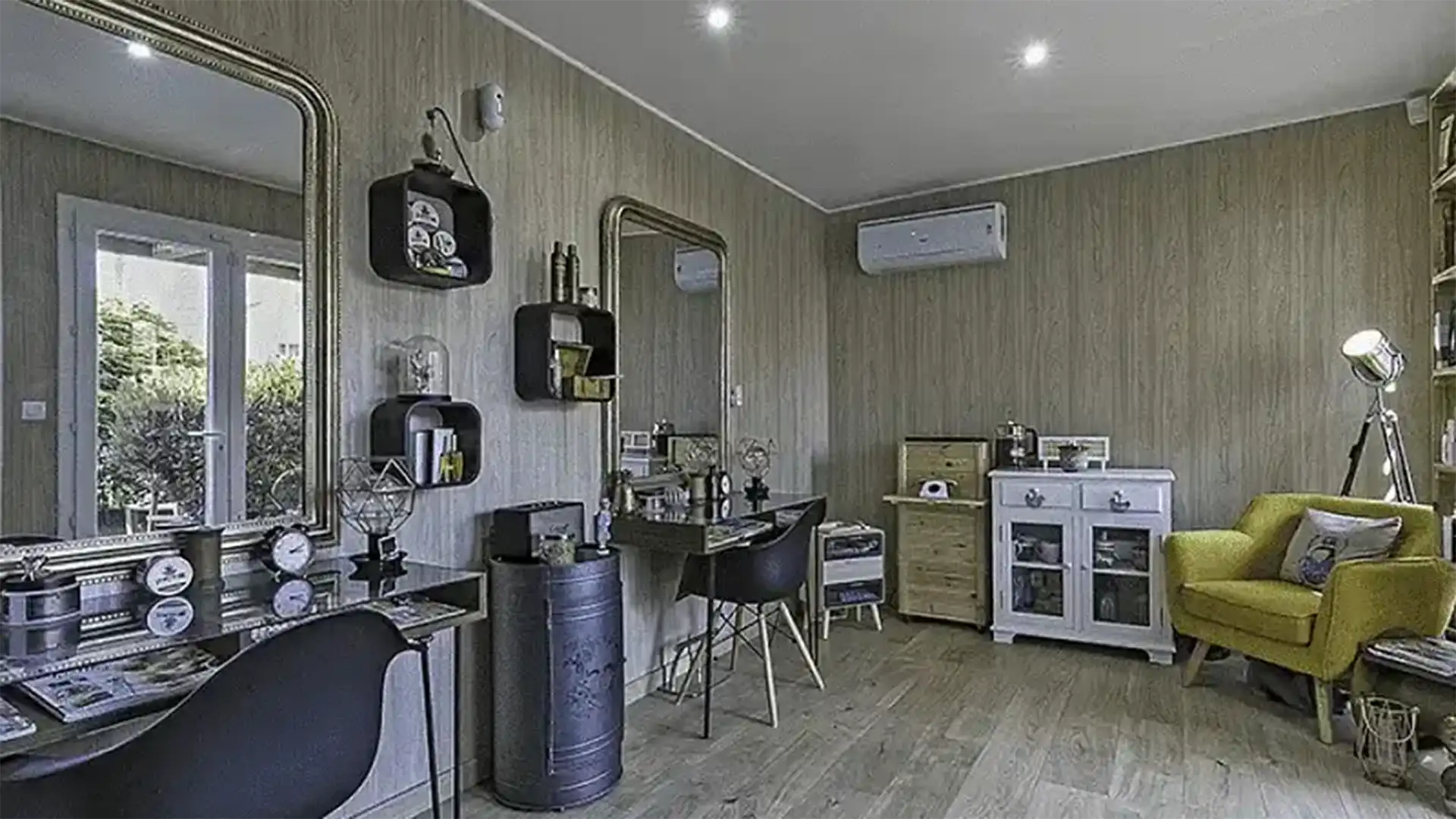 Atelier professionnel aménagé dans un studio de jardin moderne avec espace de travail et rangements