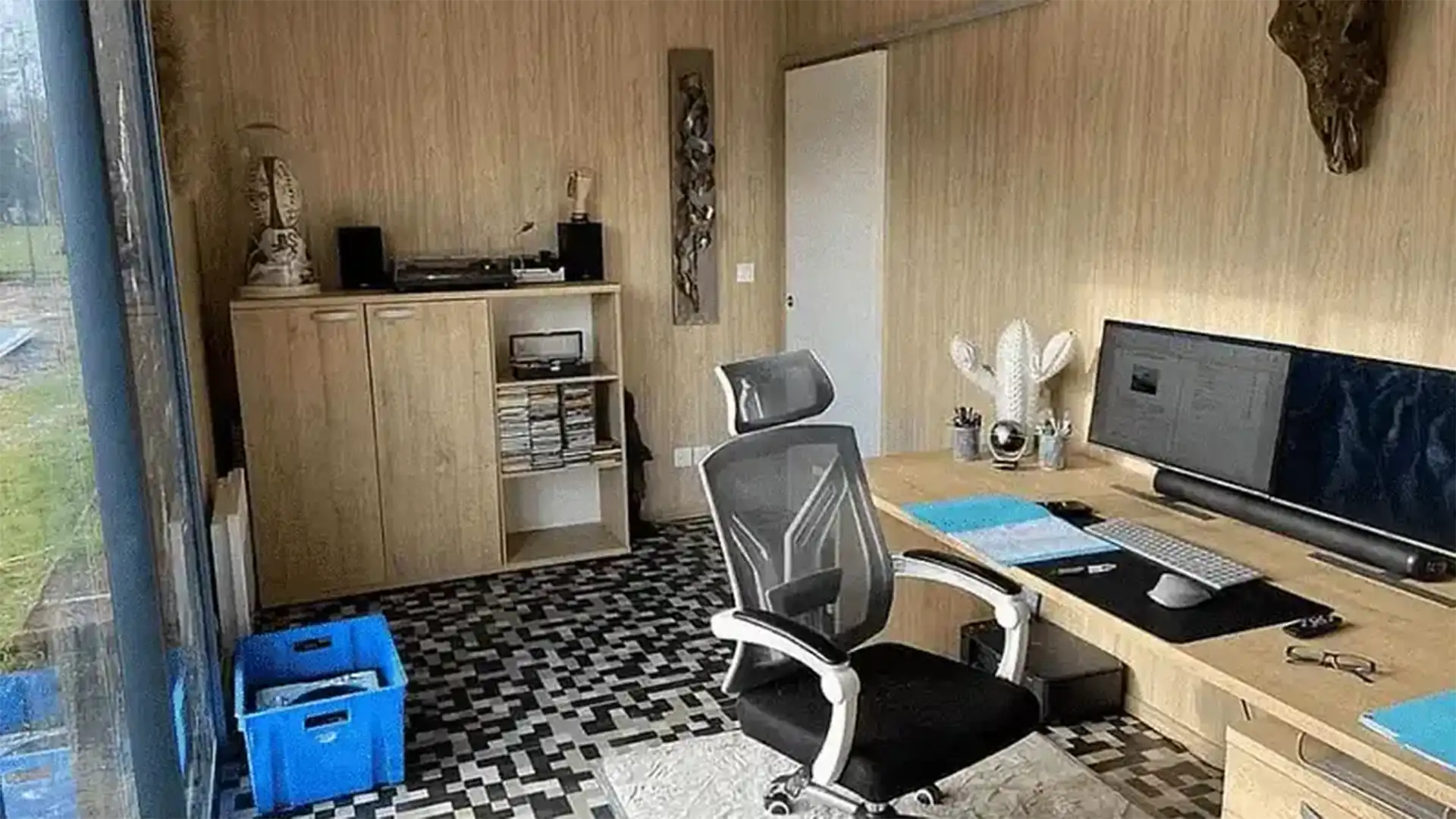 Bureau de jardin en bois aménagé avec grand espace de travail et mobilier contemporain
