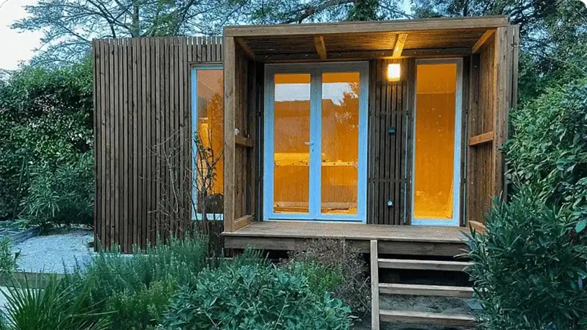 Cabinet de praticien installé dans un studio de jardin en bois avec terrasse couverte