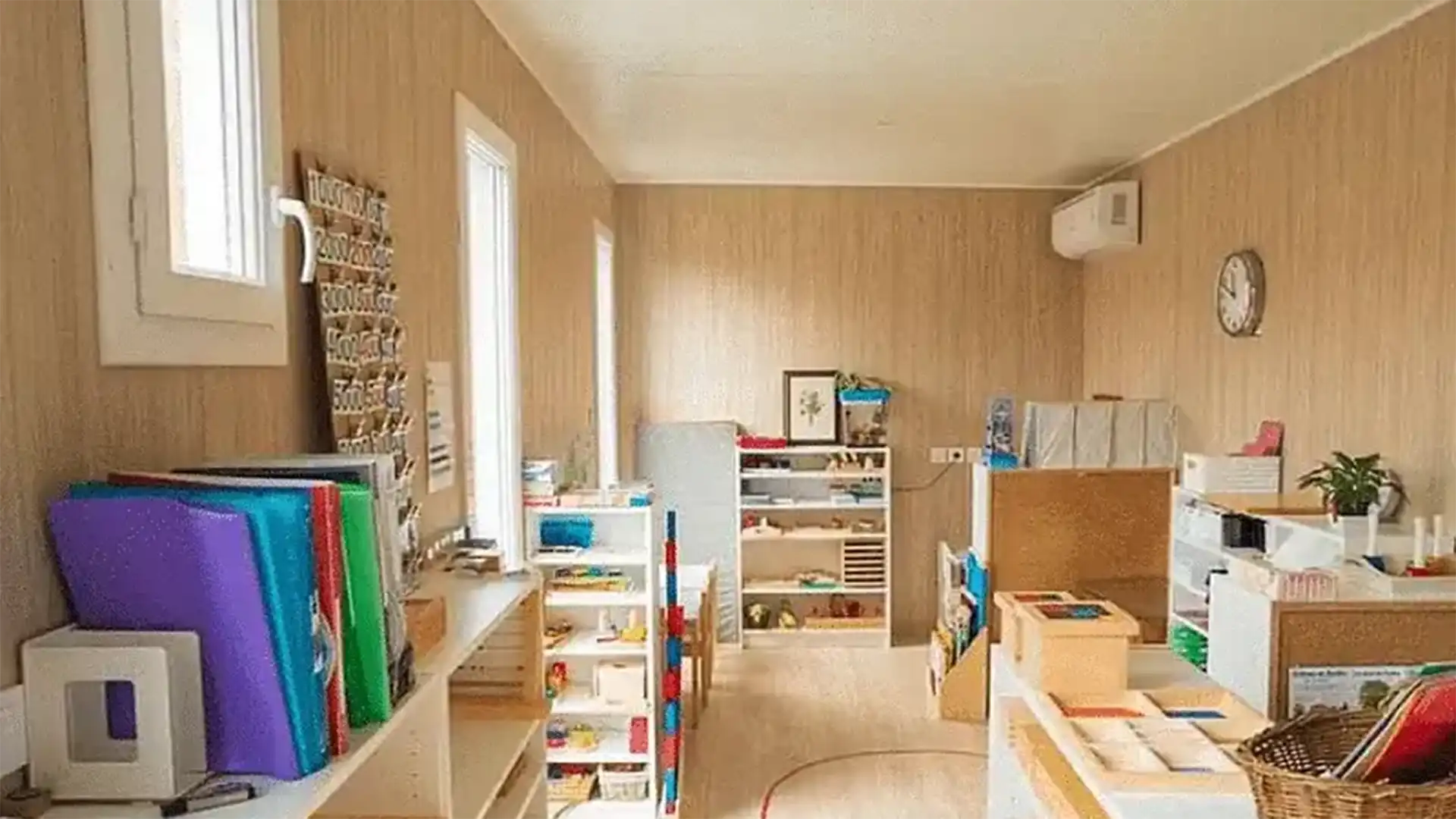 Micro-crèche aménagée dans un studio de jardin lumineux avec mobilier pour enfants
