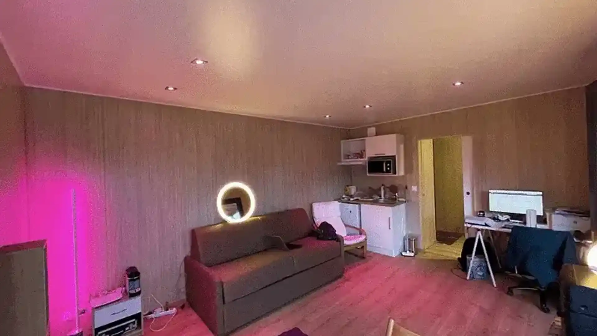 Studio de musique aménagé dans un chalet de jardin avec espace détente et coin bureau
