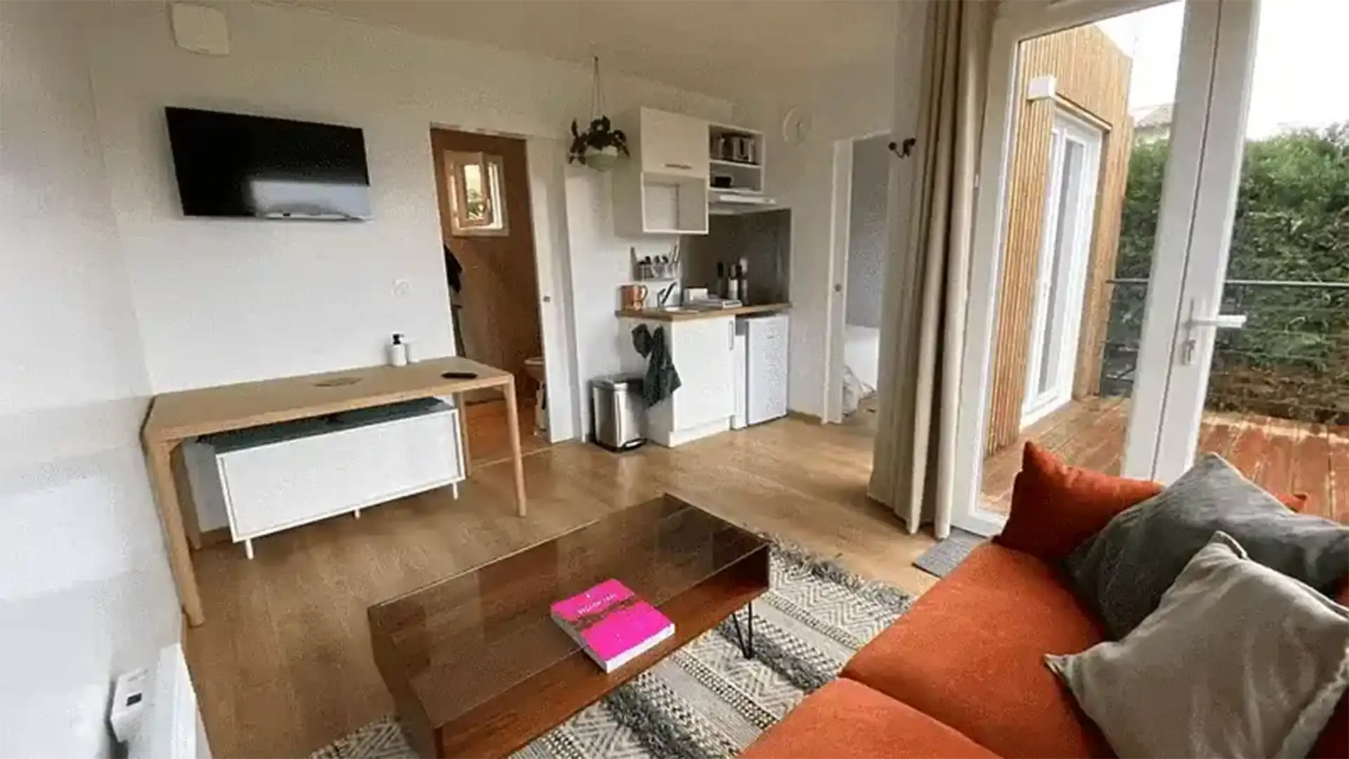 Suite indépendante en studio de jardin avec kitchenette, salle d’eau et espace salon moderne
