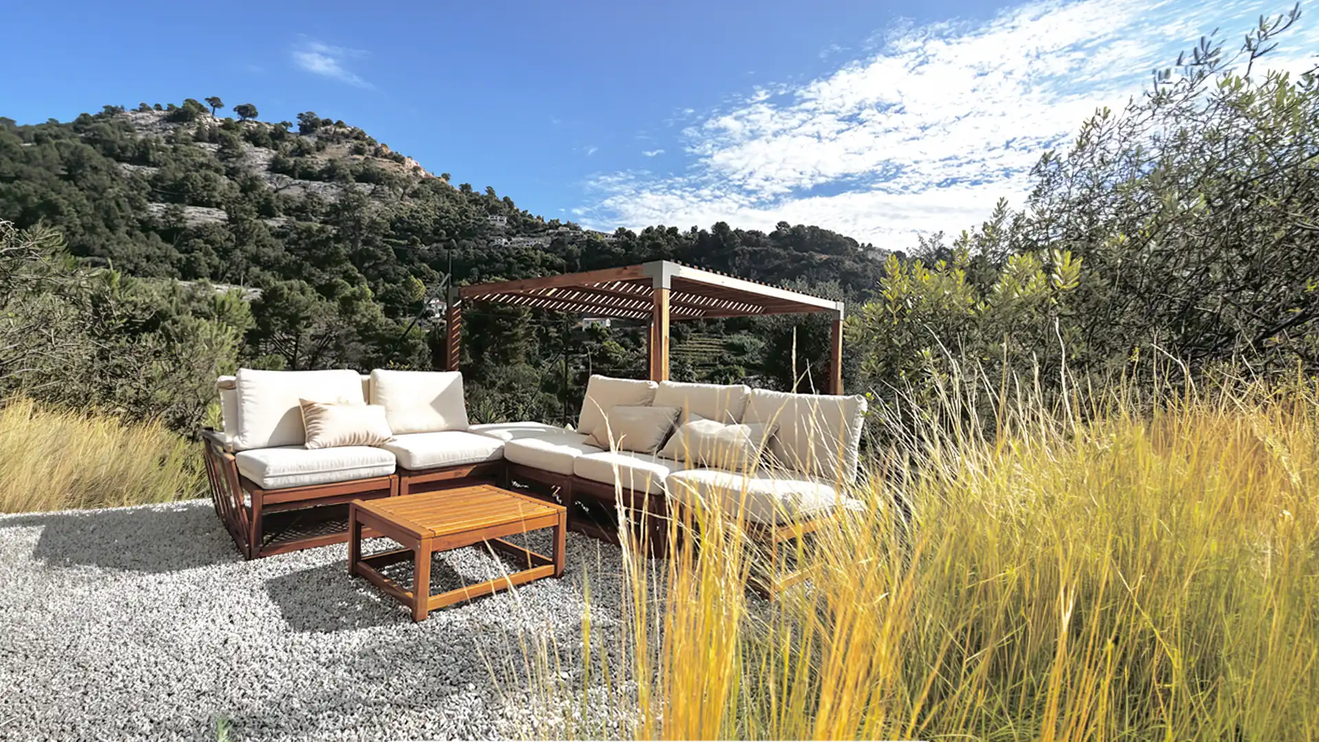 Pergola bois ou alu : le comparatif pour bien choisir 2 pergola bois autoportante en lamellé-collé avec salon de jardin face à un paysage naturel