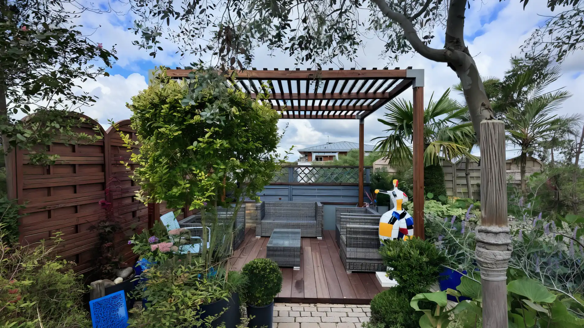 Pergola bois ou alu : le comparatif pour bien choisir 3 pergola bois en lamellé-collé intégrée dans un jardin planté avec salon extérieur