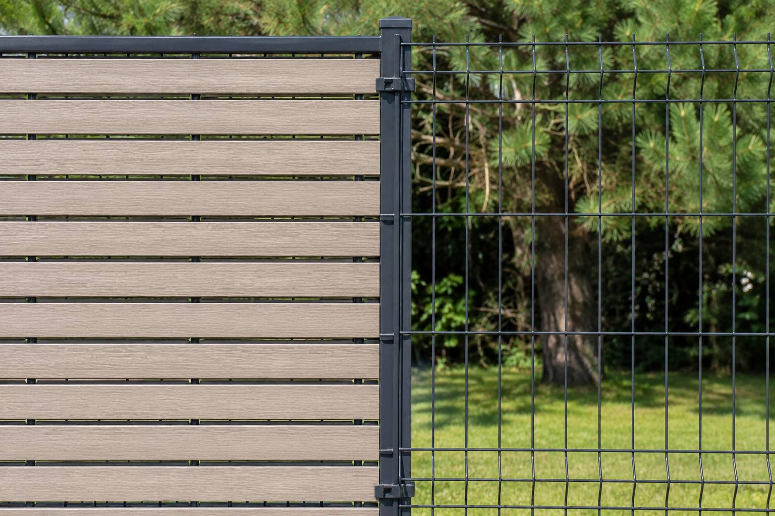 Comment fixer un brise-vue bois sur grillage : la méthode sans perçage 2 Cloture en grillage rigide anthracite a moitie occultee par des lames horizontales aspect bois inserees entre les mailles, l autre moitie laissant voir les mailles