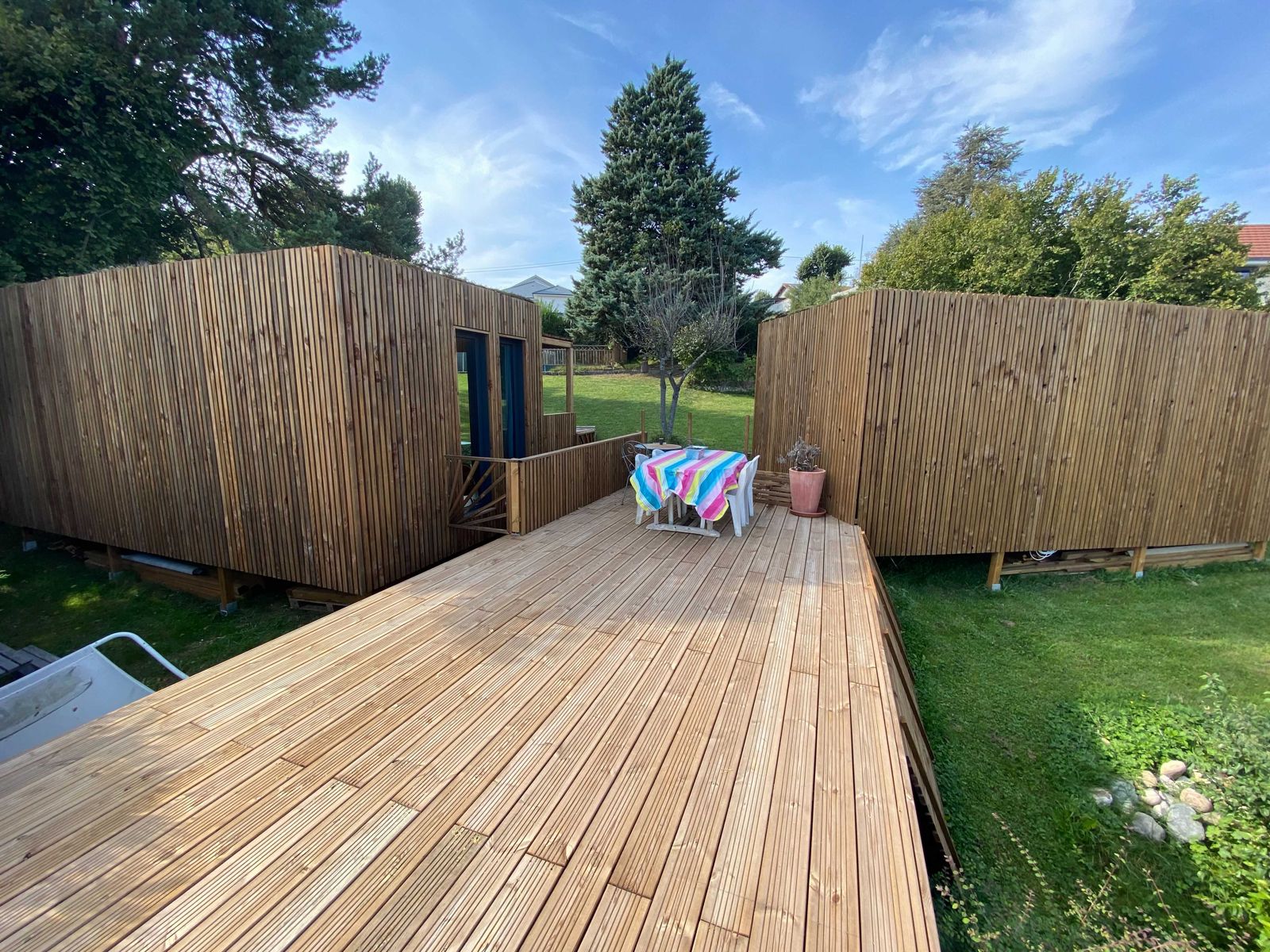 Comment nettoyer une terrasse en bois : la méthode simple et sans risque 3 Grande terrasse en bois Douglas realisee en kit Cover Green dans un jardin