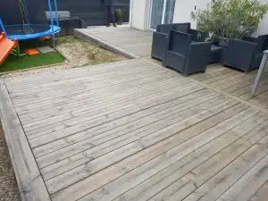 Terrasse en bois à Saint-Alban-de-Roche (38) réalisée avec un kit Cover Green