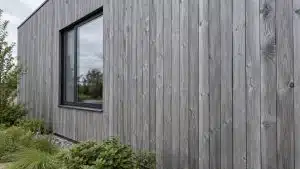 bardage bois en Douglas grisé argenté sur une façade de maison, aspect naturel