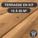 Visuel promotionnel d’une terrasse en kit en bois Douglas français. Les lames de terrasse présentent un aspect naturel avec veinage apparent. Le kit est disponible pour des surfaces de 10 à 60 m² et bénéficie d’une garantie de 20 ans. Idéal pour créer une terrasse durable, esthétique et facile à installer.